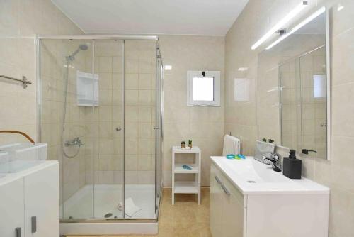 a bathroom with a shower and a sink at Villa Candela AirPort in Ingenio