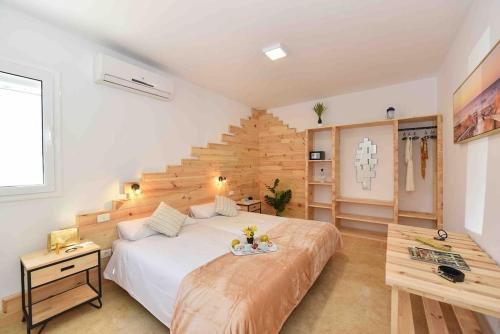 1 dormitorio con 1 cama grande en una habitación en Villa Candela AirPort, en Ingenio