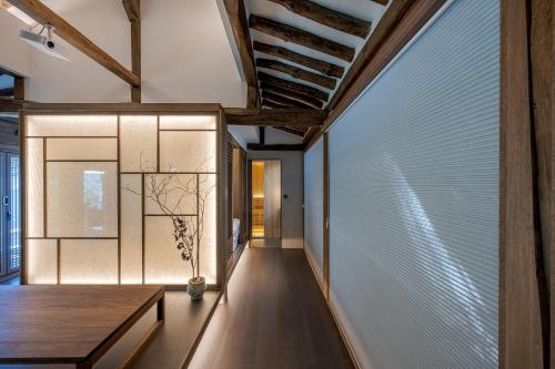 um corredor de uma casa com uma grande janela em Present Stay em Jeonju