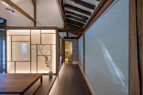 einen Flur eines Hauses mit einem großen Fenster in der Unterkunft Present Stay in Jeonju