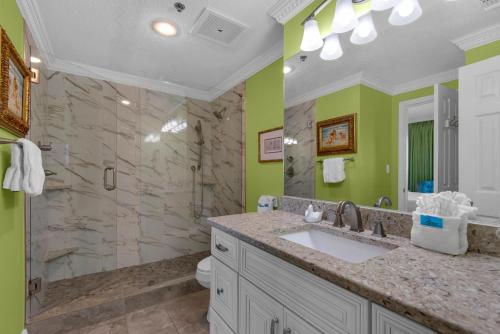 W łazience znajduje się umywalka i prysznic. w obiekcie Leeward Key 401 w mieście Destin