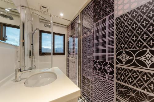 a bathroom with a sink and a shower at Shanlight B&B in Yilan City