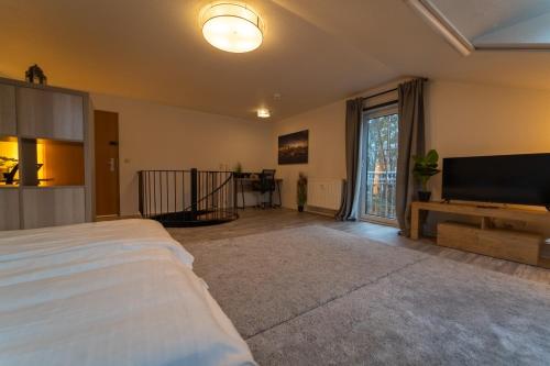 um quarto com uma cama e uma televisão de ecrã plano em Fewo Thermal Bad Saarow em Bad Saarow