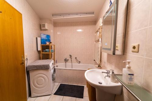 uma casa de banho com um lavatório, um WC e uma banheira em Fewo Thermal Bad Saarow em Bad Saarow