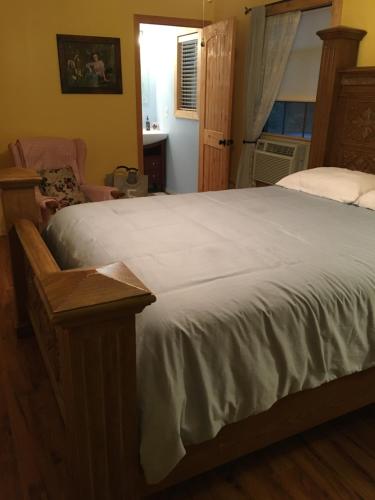 ein Schlafzimmer mit einem großen Bett und einem Fenster in der Unterkunft Chateau DeVille of West Shreveport in Greenwood