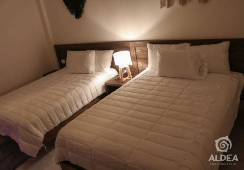 dos camas sentadas una al lado de la otra en un dormitorio en VILLA HUIZACHE ALBERCA PRIVADA+EXCLUSIVIDAD+LUJO, en San Martín de las Pirámides