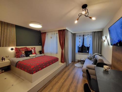 um quarto com uma cama, uma mesa e um sofá em Pinewood ANG luxurious apartment A43, Borovets Gardens em Borovets