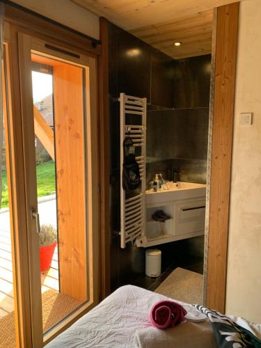 La salle de bains est pourvue d'un lavabo et d'un miroir. dans l'établissement Chalet Anzac Chalet 5 Etoiles en Rondins Tout Neuf Unique dans les Aravis, à Les Villards-sur-Thônes