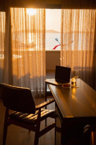 TV a/nebo společenská místnost v ubytování Şenyıldız Hotel