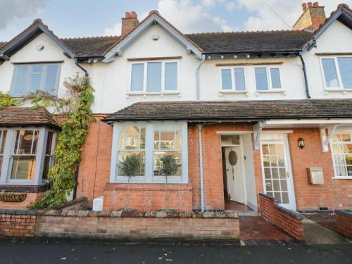 a red brick house with a white door at 5 Albany Road in Stratford-upon-Avon
