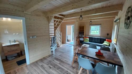 ein Wohnzimmer und ein Esszimmer eines winzigen Hauses in der Unterkunft Chata Hanusi in Szczyrk