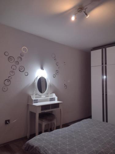 a bedroom with a sink and a mirror at Mare kuća za odmor in Šibenik