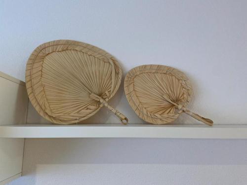 two baskets sitting on top of a shelf at Apartamento con piscina Navarrete in Navarrete