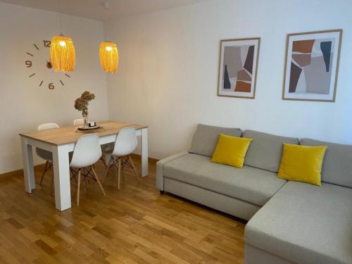 ein Wohnzimmer mit einem Sofa und einem Tisch in der Unterkunft Apartamento con piscina Navarrete in Navarrete