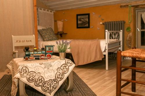 - un salon avec une table et un train dans l'établissement o le zen, à Saint-Juire-Champgillon