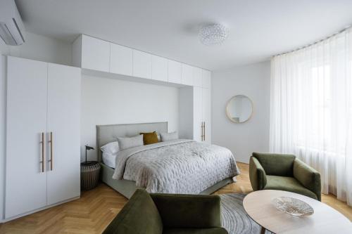 Postel nebo postele na pokoji v ubytování Sophisticated Apartment in Vinohrady by Prague Days