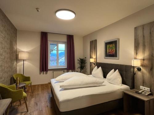 Habitación de hotel con 2 camas y ventana en Hotel Goldener Löwe, en Kufstein