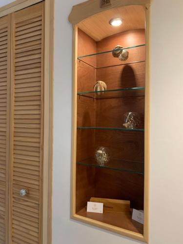 Armario de madera con espejo en una habitación en Aux Vieilles Murailles • Charmante maison & cour, en Morlaix