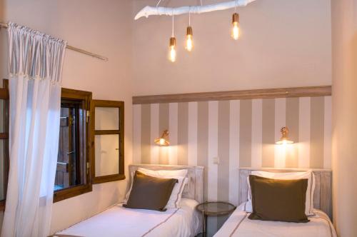 Кровать или кровати в номере Parnassos Chalets