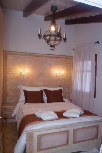 Кровать или кровати в номере Parnassos Chalets