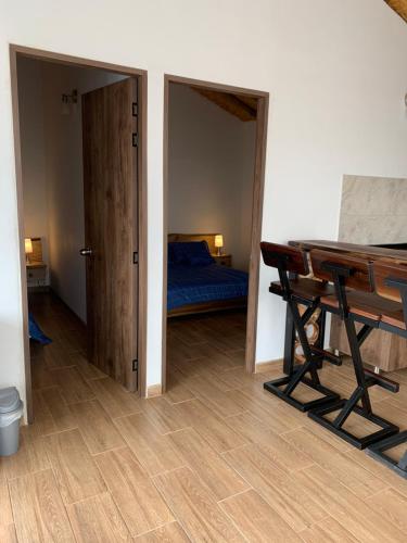 a bedroom with a bed and a table and a desk at Maravilloso chalet en la zona colonial (303) in Zipaquirá