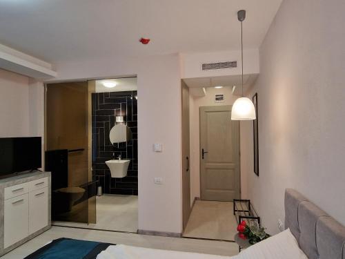ein Wohnzimmer mit einer Tür zum Bad in der Unterkunft Art's Luxury Boutique Hotel in Oradea