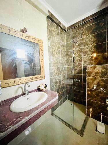 Koupelna v ubytování Jewel Howard Carter Hotel