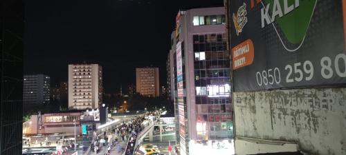 eine belebte Stadtstraße in der Nacht mit Gebäuden in der Unterkunft Midtown Hotel Apartments 301 (2+1) in Istanbul