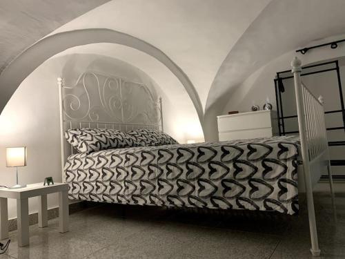 una camera con letto ad arco di Buatta house a Catania