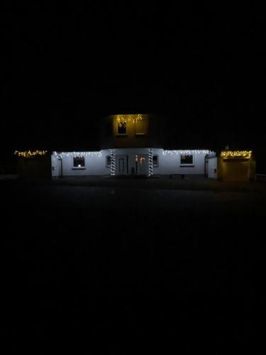 a white building with lights in the dark at Villa Hardegsen in Hardegsen