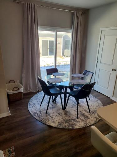 Newer upscale townhome – Photos 5