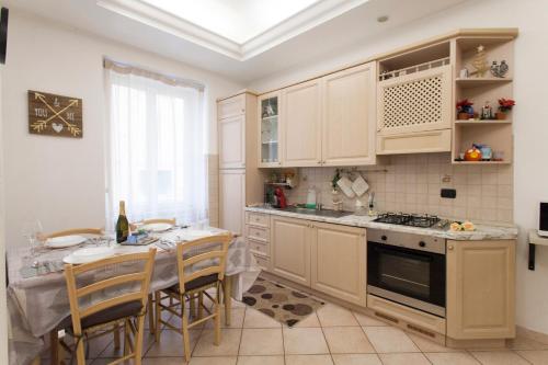 a kitchen with a table and a stove top oven at Anzio- central holiday house - Daniele Case Vacanza in Anzio