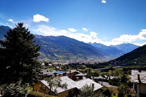Vistas a una ciudad con montañas en el fondo en La maison de Carmen en Aosta
