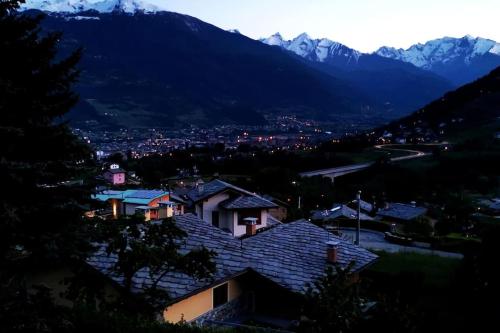 Blick auf eine Stadt mit Bergen im Hintergrund in der Unterkunft La maison de Carmen in Aosta