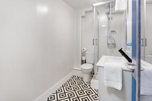 A bathroom at City Centre Studio 3 with Kitchenette, Free Wifi and Smart TV with Netflix by Yoko Property