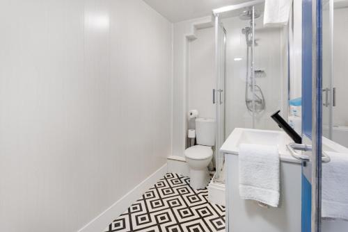 ミドルズブラにあるCity Centre Studio 3 with Kitchenette, Free Wifi and Smart TV with Netflix by Yoko Propertyのシャワーとトイレ付きの白いバスルーム