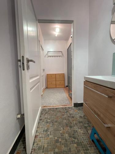 un pasillo con una puerta que conduce a un baño en Central Retro Apartment en Sibiu
