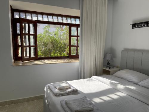 ein Schlafzimmer mit einem Bett und einem offenen Fenster in der Unterkunft City Center Apartment 2 - Delta Sharm in Sharm El Sheikh