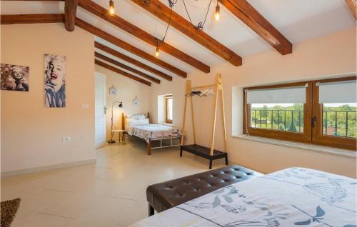 Großes Zimmer mit einem Bett und einem Fenster in der Unterkunft Gorgeous Home In Bokordici With Wifi in Bokordići