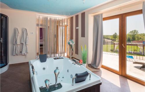 Bazén v ubytování Lovely Home In Bokordici nebo v jeho okolí