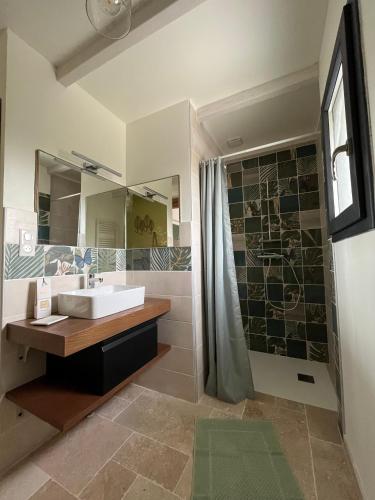 Ένα μπάνιο στο Chambre au calme avec spa privatif gratuit sud aveyron les palmiers des causses