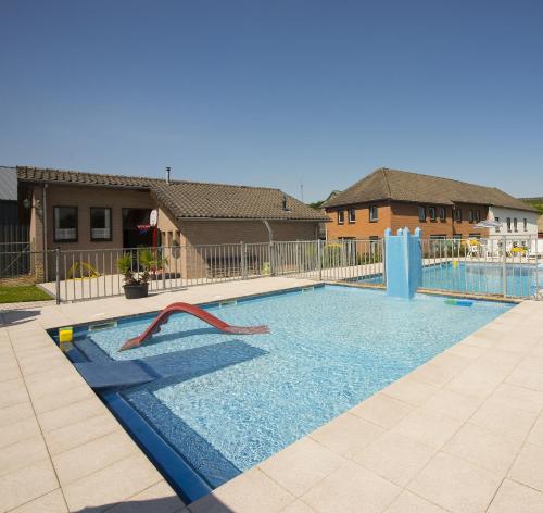 Piscina de la sau aproape de Vakantie oord Zonnehoeve