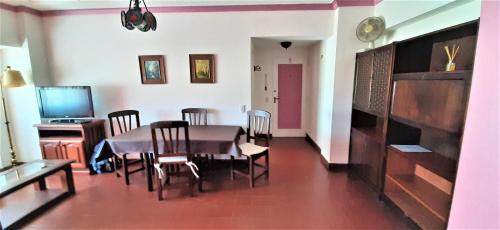 comedor con mesa, sillas y TV en Departamento 2 ambientes TORRE LAFAYETTE Centro Mar del Plata en Mar del Plata