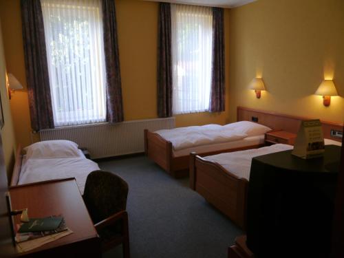 Ένα ή περισσότερα κρεβάτια σε δωμάτιο στο Hotel Deutsche Eiche in Northeim