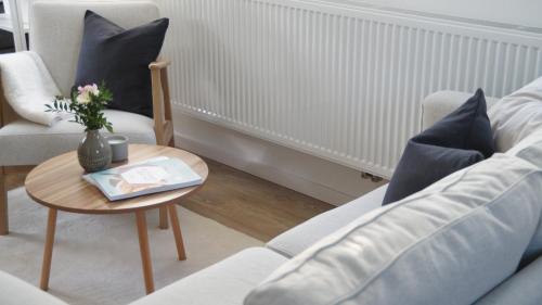 a living room with a couch and a table at F&E - gemütliche & zentrumsnahe Unterkunft in Esslingen