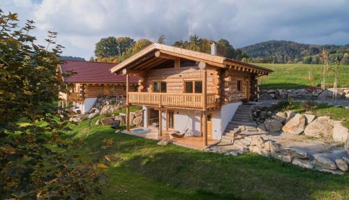 Cabaña de madera grande con porche y patio en Jakob Chalets en Perasdorf