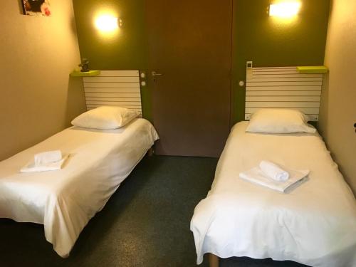 Katil atau katil-katil dalam bilik di Hotel Bel Alp Manosque