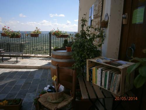 a room with a book shelf and a balcony at B&B Casa Mila' in Pretoro