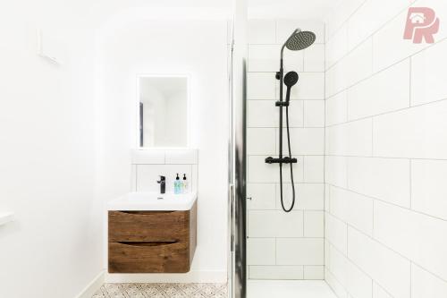 uma casa de banho branca com um chuveiro e um lavatório. em Birmingham 4 Bedroom Home - Driveway & Garden - Brand New! em Birmingham