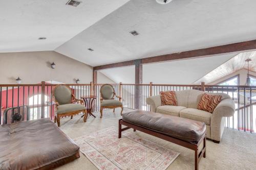 ein Wohnzimmer mit Sofa und Stühlen auf dem Balkon in der Unterkunft Grapevine Lodge in Dallesport